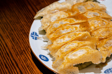 ル	羽根つき餃子