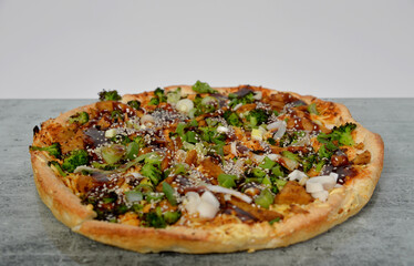 pizz afrisch lecker mit sesam brocoli und lauch