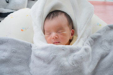 ベッドで眠る赤ちゃん