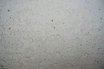 Silberne Metallfläche mit Schneeregenmuster im Winter