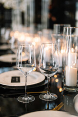  stylish contemporary wedding dinner service in a classic style
