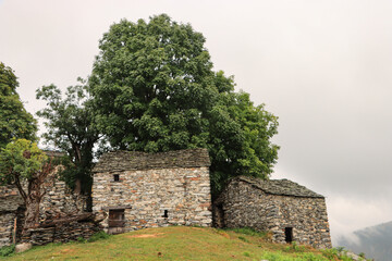 Traditioneller Baustil der lombardischen Bergdörfer; Verlassener Hof in Piaghedo über dem Comer...