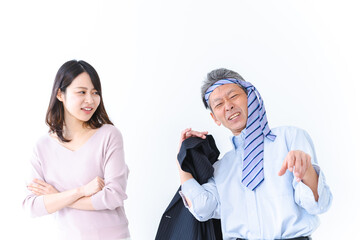 酔っぱらいに絡まれる若い女性