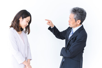 社員のミスを叱責する上司