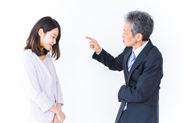 社員のミスを叱責する上司