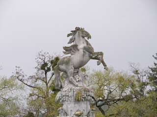 Barocke Steinstatue eines Pegasus auf einer Fontäne im Schloßgarten Veitshöchheim (Bayern, Deutschland)