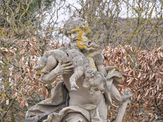 Barocke Steinstatue eines wilden Mannes mit einem Kleinkind im Schloßgarten Veitshöchheim...