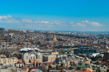 Obraz premium Panoramic view of the snow-covered city of Tbilisi spring