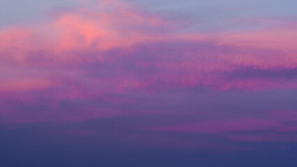 Belles couleurs chaleureuses sous des nuages de haute altitude, pendant le coucher du soleil