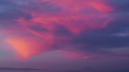 Belles couleurs chaleureuses sous des nuages de haute altitude, pendant le coucher du soleil