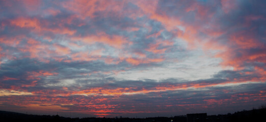 panorama kolorowego nieba z chmurami o zachodzie słońca