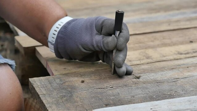 Person using a nail set/Personne utilisant un chasse clou