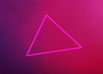 Naklejka premium Glowing triangle with smoke in red-blue neon light