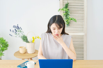 女性　パソコン　心配　リビング
