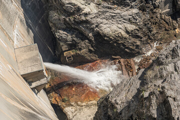 Wasserausfluss aus der Staumauer im Verzascatal, Kanton Tessin, Schweiz