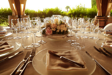 Apparecchiatura Elegante su un tavoli tondi allestito in ristorante all'aperto 