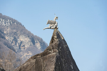Drachenfigur im Verzascatal, Kanton Tessin, Schweiz