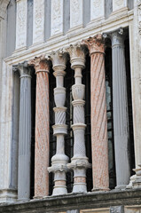 Bergamo, Cappella Colleoni dettaglio colonnine finestre