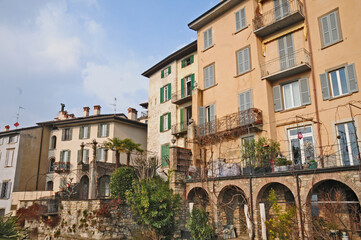 Fototapeta na wymiar Bergamo Alta, case sulle antiche mura veneziane