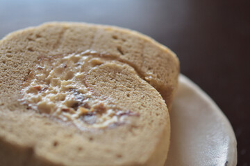 お皿にのったロールケーキ