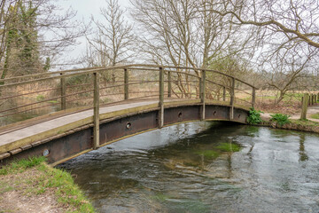 Obraz premium bridge over the River Test at Mottisfont Hampshire England