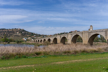 Obraz premium view of the Guadiana River and the old bridge of Medellin