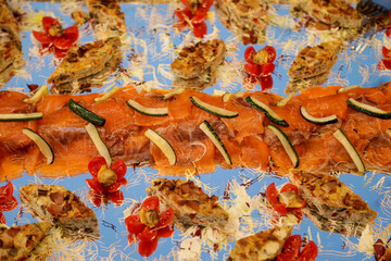 Antipasti creativi di terra serviti su vari vassoi 