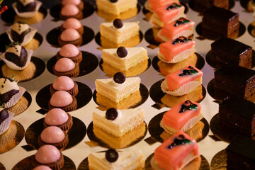 Dolci mignon ordinati in un tavolo in monoprzioni con gusti assortiti 
