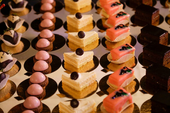 Dolci mignon ordinati in un tavolo in monoprzioni con gusti assortiti 
