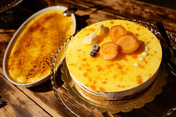 Torte colorate e frutta assortita disposti in un tavolo e pronti per essere serviti 