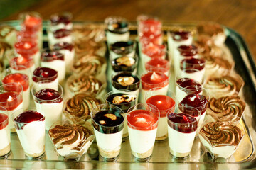 Dolci mignon ordinati in un tavolo in monoprzioni con gusti assortiti 