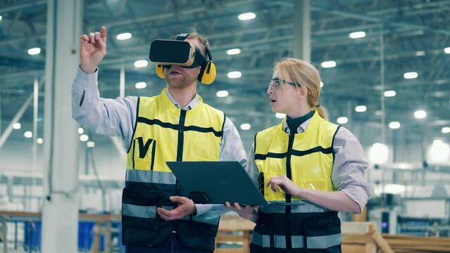 Fiberglass factory workers are using VR-glasses for planning