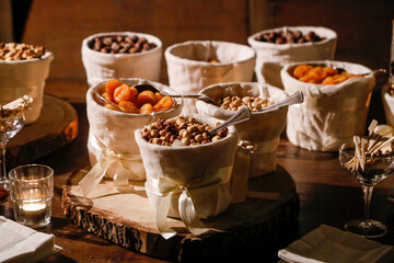 frutta secca ordinata in cestini sopra un tavolo di legno 