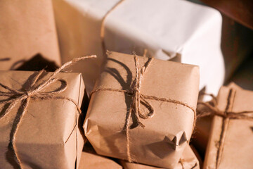 Bomboniere per invitati e testimoni riposte in un allestimento curarto nei dettagli 