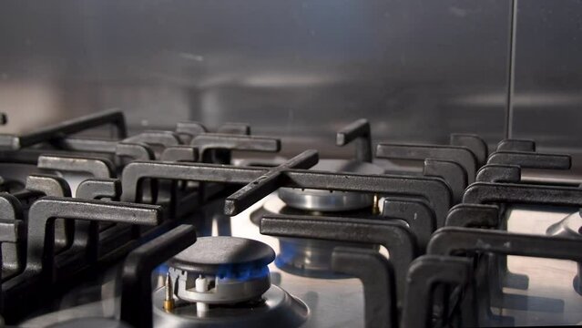 Allumage d'un bruleur d'une cuisini&egrave;re &agrave; gaz pour mettre une casserole &agrave; chauffer