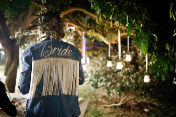 Naklejka premium scritta bride su una giacca in jeans indossata da un afutura sposa 