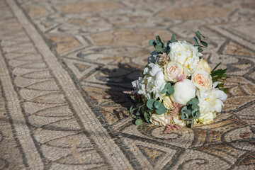 bouquet di fiori poggiato su un antico mosaico a pavimento  romano 