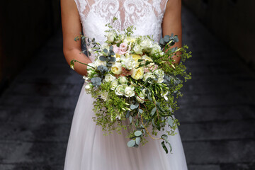 dettaglio del bouquet di fiori tenuto in mano da una sposa 