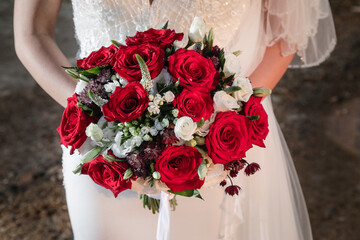 bellissimo mazzolino di fiori freschi colorati tenuto in mano da una neo sposa