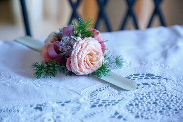 dettaglio di  bocciolo di rosa poggiato su un tavolo 