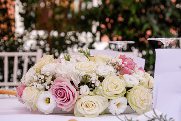 allestimento floreale di un tavolo pronta per la cena