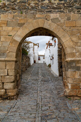 Obraz na płótnie Canvas city gate and whitewashed historic village of Monsaraz