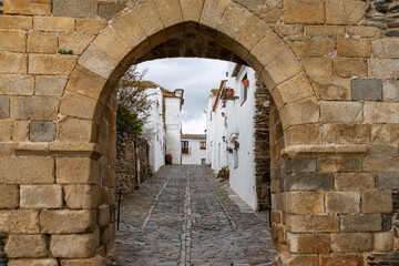 Obraz premium city gate and whitewashed historic village of Monsaraz