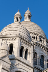 Obraz premium View of the beautiful and famous white church Sacred Heart at Montmartre Paris on a beautiful day