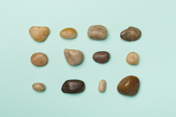 Obraz premium Set of sea stones on color background, top view