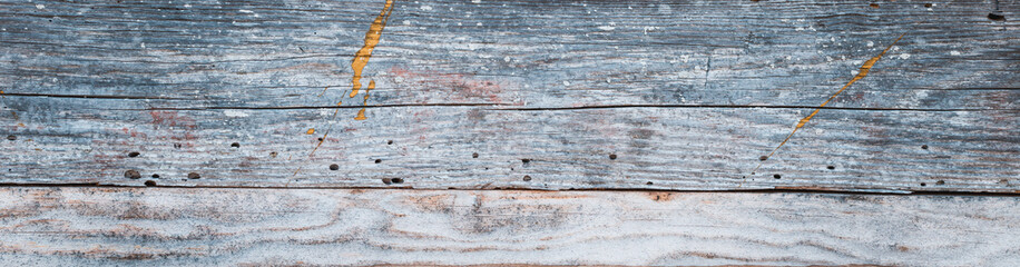 Naturalne tło niejednolitych starych grubych drewnianych desek z teksturą korozji drewna.. Kolory butelki, błękitu, czerwony.. Tapeta.  - obrazy, fototapety, plakaty