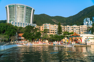 Tin Hau and Kwun Yum Statues are located at the southeastern end of Repulse Bay is a quaint Taoist temple which is popular for its colorful mosaic statues.