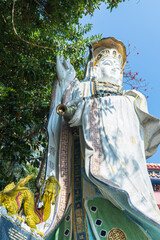 Tin Hau and Kwun Yum Statues are located at the southeastern end of Repulse Bay is a quaint Taoist temple which is popular for its colorful mosaic statues.
