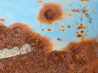 Superficie de textura metálica oxidada, fondo con marca de tornillo oxidado. Superficie de hierro metálico,  óxido de hierro antiguo con pintura azul celeste