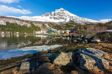 Fototapeta na wymiar Fiordi Norvegesi,la Lapponia laghi ghiacciati mare,neve e un paesaggio invernale